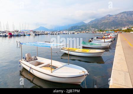 Hafen mit Booten in Bar Stadt von Montenegro . Verankerte Boote auf dem Liegeplatz Stockfoto