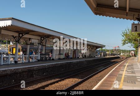 St Erth, Cornwall, England, Großbritannien. 2022. Bahnsteige des Bahnhofs St Erth. Wechseln Sie den Bahnhof für die beliebte Küstenlinie nach St Ives, einem Ferienort in wes Stockfoto