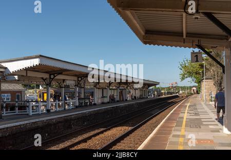 St Erth, Cornwall, England, Großbritannien. 2022. Bahnsteige des Bahnhofs St Erth. Wechseln Sie den Bahnhof für die beliebte Küstenlinie nach St Ives, einem Ferienort in wes Stockfoto