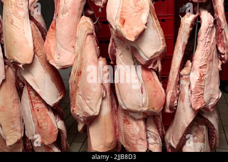 Schlachthof hängen aus Metall-Haken auf der Schiene im Kühlraum auf Fleisch-Industrie Stockfoto