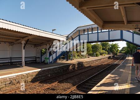 St Erth, Cornwall, England, Großbritannien. 2022. Bahnsteige und Fußgängerbrücke des Bahnhofs St Erth. Wechseln Sie am Bahnhof in die beliebte Küstenlinie nach St Ives a holida Stockfoto