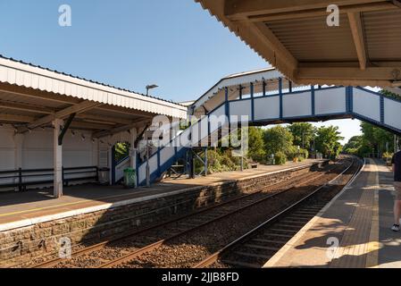 St Erth, Cornwall, England, Großbritannien. 2022. Bahnsteige und Fußgängerbrücke des Bahnhofs St Erth. Wechseln Sie am Bahnhof in die beliebte Küstenlinie nach St Ives a holida Stockfoto