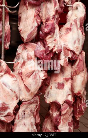 Schlachthof hängen aus Metall-Haken auf der Schiene im Kühlraum auf Fleisch-Industrie Stockfoto