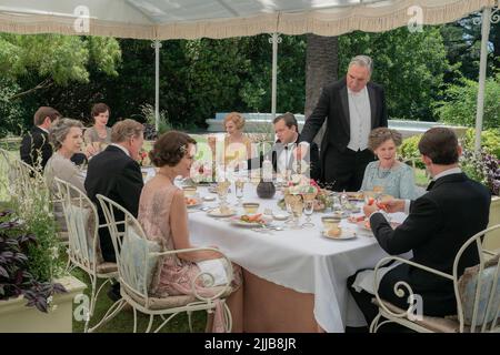 Undatierte Filmaushängeschilder von Downton Abbey: A New Era. Im Bild: Allen Leech ist als Tom Branson, Nathalie Baye als Madame Montmirail, Elizabeth McGovern als Cora Grantham, Hugh Bonneville als Robert Grantham, Tuppence Middleton als Lucy Branson, Laura Carmichael als Lady Edith, Jonathan Zaccai als Monsieur Montmirail, Jim Carter als Mr Carson zu sehen, Imelda Staunton spielt als Lady Bagshaw und Harry Hadden-Paton als Bertie Pelham. PA Feature SHOWBIZ Download Bewertungen. Bildnachweis sollte lauten: PA Photo/Focus Features, LLC/Ben Blackall. Alle Rechte Vorbehalten. ACHTUNG: Dieses Bild darf nur zur Akcom verwendet werden Stockfoto