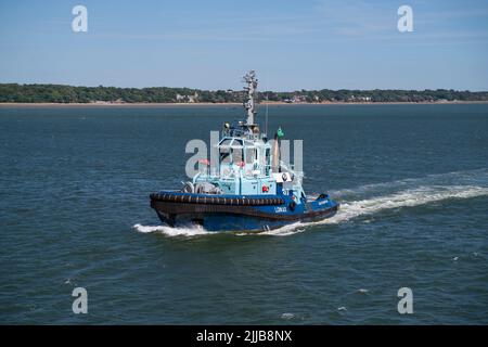 Das Löschschiff Lomax, das in Southampton Water in Richtung Southampton fährt, legt an einem sonnigen Tag an. Stockfoto