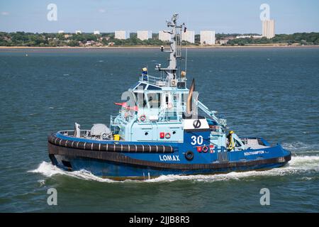 Das Löschschiff Lomax, das in Southampton Water in Richtung Southampton fährt, legt an einem sonnigen Tag an. Stockfoto