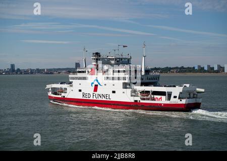 Die Red Funnel Fähre der 'Red Eagle' überquert den Solent von Cowes auf der Isle of Wight nach Southampton. Stockfoto