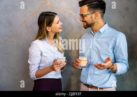 Kollegen in Gespräch während der Kaffeepause Stockfoto