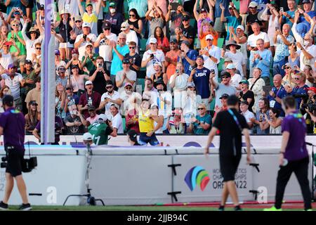 Hayward Field, Eugene, Oregon, USA. 24.. Juli 2022. Armand Duplantis (SWE) setzt mit 6,21m die Messlatte für einen neuen Weltrekord, 24. JULI 2022 - Leichtathletik : IAAF World Championships Oregon 2022 Men's Pole Vault Final in Hayward Field, Eugene, Oregon, USA. Quelle: Naoki Nishimura/AFLO SPORT/Alamy Live News Stockfoto