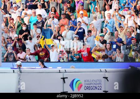 Hayward Field, Eugene, Oregon, USA. 24.. Juli 2022. Armand Duplantis (SWE) setzt mit 6,21m die Messlatte für einen neuen Weltrekord, 24. JULI 2022 - Leichtathletik : IAAF World Championships Oregon 2022 Men's Pole Vault Final in Hayward Field, Eugene, Oregon, USA. Quelle: Naoki Nishimura/AFLO SPORT/Alamy Live News Stockfoto