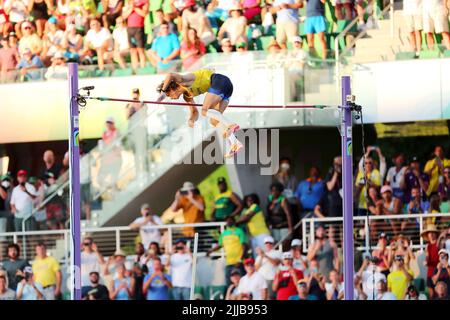 Hayward Field, Eugene, Oregon, USA. 24.. Juli 2022. Armand Duplantis (SWE) setzt mit 6,21m die Messlatte für einen neuen Weltrekord, 24. JULI 2022 - Leichtathletik : IAAF World Championships Oregon 2022 Men's Pole Vault Final in Hayward Field, Eugene, Oregon, USA. Quelle: Naoki Nishimura/AFLO SPORT/Alamy Live News Stockfoto