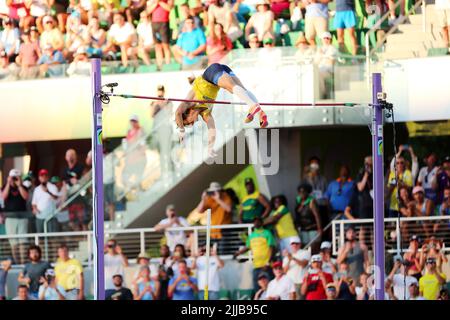 Hayward Field, Eugene, Oregon, USA. 24.. Juli 2022. Armand Duplantis (SWE) setzt mit 6,21m die Messlatte für einen neuen Weltrekord, 24. JULI 2022 - Leichtathletik : IAAF World Championships Oregon 2022 Men's Pole Vault Final in Hayward Field, Eugene, Oregon, USA. Quelle: Naoki Nishimura/AFLO SPORT/Alamy Live News Stockfoto