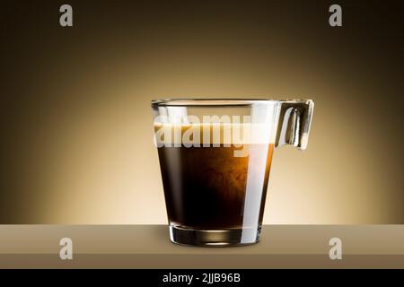 Schwarzer Kaffee in Glastasse auf braunem Hintergrund Stockfoto