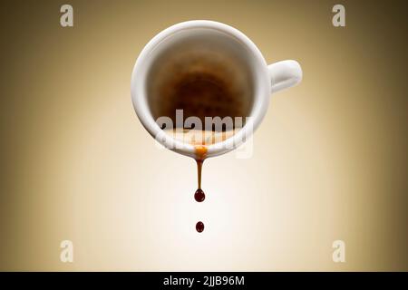 tasse Kaffee gießt tropfenden Kaffee auf braunem Hintergrund. Stockfoto