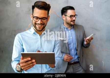 Programmierer arbeiten in einer Software-Entwicklung Unternehmen Büro Stockfoto
