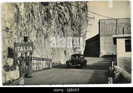 Grenzübergang zwischen Italien und Frankreich, Ponte San Luigi bei Menton auf französischer Seite und Ventimiglia auf italienischer Seite. Citroën Traction Avant, Auto 1934 bis 1957, Foto vermutlich 1940s Stockfoto
