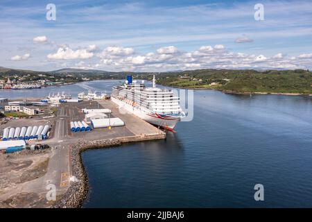 KILLYBEGS, IRLAND - JULI 22 2022: MS Arcadia ist ein Kreuzschiff der P und O Cruises Flotte, das zum ersten Mal Killybegs besucht. Stockfoto