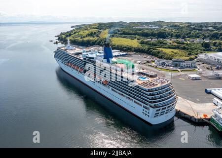 KILLYBEGS, IRLAND - JULI 22 2022: MS Arcadia ist ein Kreuzschiff der P und O Cruises Flotte, das zum ersten Mal Killybegs besucht. Stockfoto