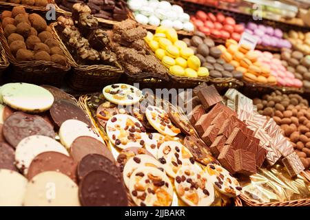 Leckere Schokoladenbonbons auf der Theke Stockfoto