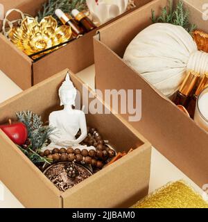 Bastelkisten mit Kerzen, Duftstäbchen, natürlichen Ölen, buddha-Figuren, Dekorationen und goldenen Bändern. Weihnachtskits für Meditation, Relaxatio Stockfoto