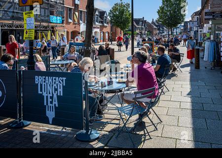 Menschen essen und trinken auf einem Straßenbelag Café Cafés Restaurant Restaurants Henley Street Stratford upon Avon UK Stockfoto