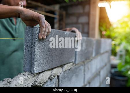 Nahaufnahme Hände Arbeiter verwenden Ziegelsteinkonstruktion Stockfoto