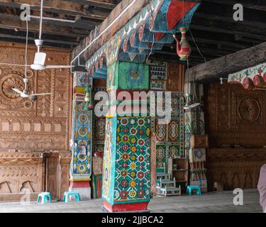 THAL, OBERER dir, PAKISTAN - 10. JUNI 2022: Die Jamia Masjid Innenansicht einer jahrhundertealten Moschee im Thal-Basar wunderschön dekoriert Stockfoto