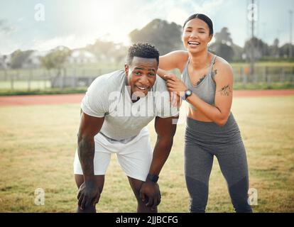 Liebe und Bewegung. Beschnittenes Porträt eines sportlichen jungen Paares, das während des Trainings draußen zusammensteht. Stockfoto