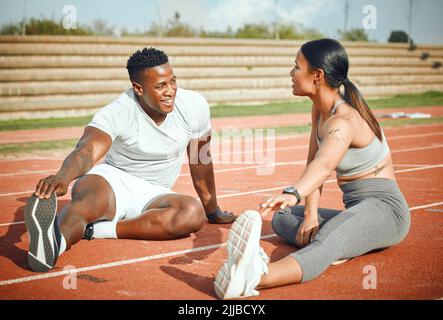 Für die Liebe zur Fitness. Ganzkörperaufnahme eines jungen, sportlichen Paares, das sich vor dem Start der Outdoor-Übung aufwärmt. Stockfoto