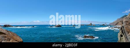 Panoramablick auf die Klippen des Anaga-Gebirges im Dorf Almaciga in der Nähe des strandes playa Roque de las Bodegas auf Teneriffa, Kanarische Inseln, Spanien. Stockfoto