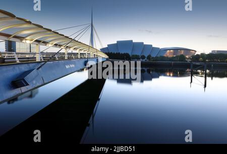 Die Bell's Bridge und das Scottish Exhibition Centre in der Blue Hour, Glasgow Stockfoto