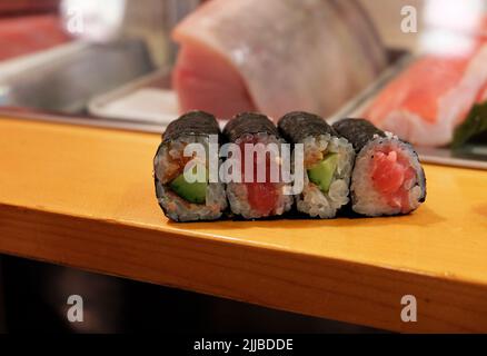 Nahaufnahme Makizushi, japanische Sushi-Brötchen gefüllt mit Gurken, Thunfisch und Lachs Stockfoto