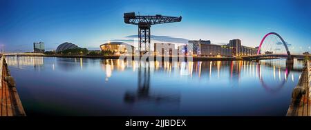 Glasgow Stadtbild bei Nacht, Blick nach Norden über den Fluss Clyde Stockfoto