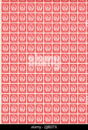 Ein Bogen roter Elizabeth II. Postalter GB-Marken. Stockfoto