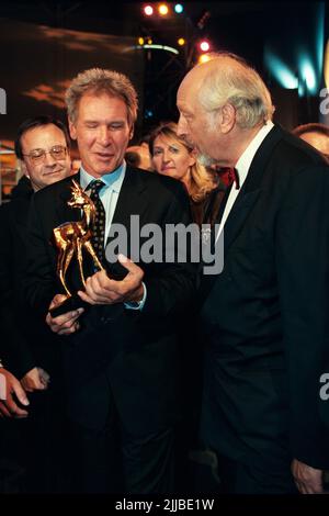 Harrison Ford, US-amerikanischer Schauspieler und Produkt (links) und Karl Dall, deutscher Schauspieler, Sänger, Moderator während der Bambi Verleihung 1997 in Köln (Messe-Köln). Stockfoto