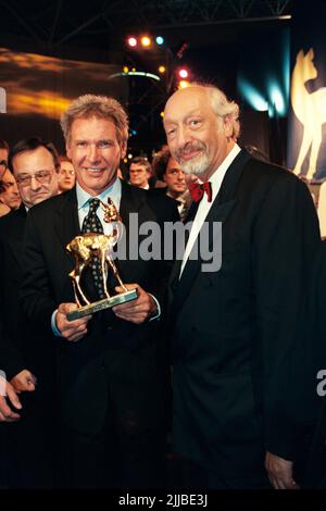 Harrison Ford, US-amerikanischer Schauspieler und Produkt (links) und Karl Dall, deutscher Schauspieler, Sänger, Moderator während der Bambi Verleihung 1997 in Köln (Messe-Köln). Stockfoto