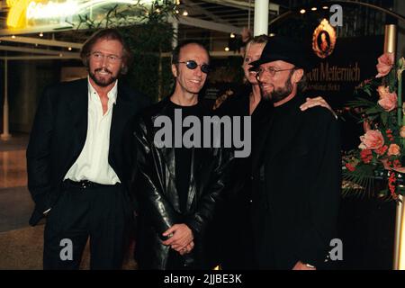 Die Bee Gees während der Bambi-Verleihung 1997 in Köln (Köln-Messe) Barry, Maurice und Robin Gibb, britisch-australische Sänger. Deutschland, 1997 Stockfoto