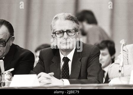 Der deutsche SPD Politiker Hans-Jochen Vogel hält eine Rede während einer SPD-Pressekonferenz 1983 in Köln. Stockfoto