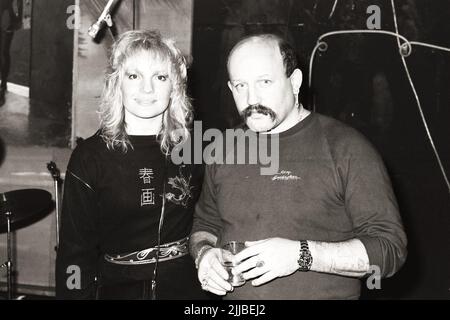 Die amerikanische Rockmusikerin, Sängerin, Pianistin und Songschreiberin Chi Coltrane und der deutsche Sänger, Schlagersänger Jürgen Zeltinger (rechts) während einem Auftritt. Stockfoto