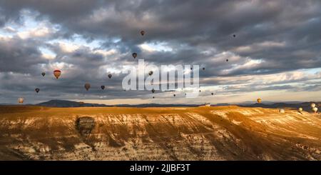 Heißluftballons im Flug bei Sonnenaufgang in der Nähe von goreme. Türkei. Stockfoto