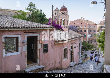 Häuser und die heilige katholische Kirche von Santa Maria del Carmine, Tenedos Gegend in der Altstadt von Korfu Stadt auf einer griechischen Insel Korfu Stockfoto