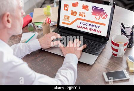 Dokumentenmanagement-Konzept auf einem Laptop-Bildschirm dargestellt Stockfoto