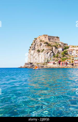 Kristallklares türkisfarbenes Mittelmeer auf Schloss Ruffo di Scilla im Sommer Stockfoto