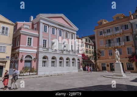 Banknotenmuseum der Ionischen Bank und Statue Georgios Theotokis im alten Teil der Stadt Korfu auf einer griechischen Insel Korfu Stockfoto