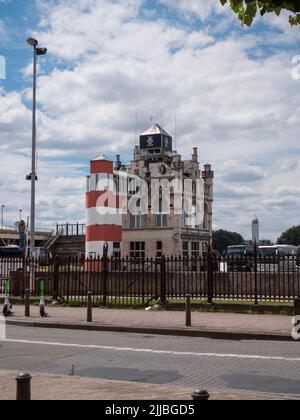 Antwerpen, Belgien, 02. Juli 2022, das Flusscafe am Kai der Schelde am rechten Ufer in Antwerpen Stockfoto