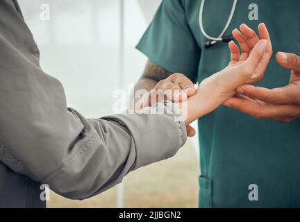 Das ist ein gesunder Puls. Ein unkenntlich männlicher Physiotherapeut, der draußen an einer weiblichen Patientin arbeitet. Stockfoto