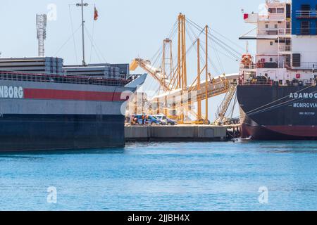 Massengutfrachter, die im Hafen von Garrucha mit Gips für den Export rund um die Welt verladen werden. Almeria Provinz, Andalucía, Spanien Stockfoto