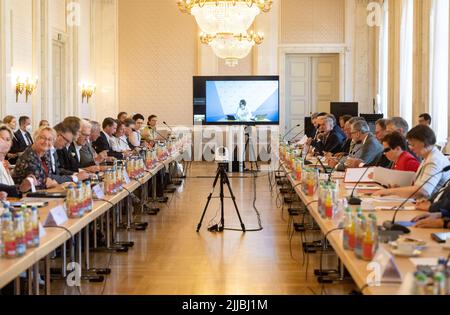 Stuttgart, Deutschland. 25.. Juli 2022. Vertreter von Unternehmen, Gewerkschaften, Kommunen und Versorgungsunternehmen nehmen am Gasgipfel der grün-schwarzen Landesregierung im Neuen Palast Teil. Baden-Württembergs Ministerpräsident Kretschmann hatte sie in das Neue Schloss eingeladen, um sich auf einen möglichen Mangel im Herbst und Winter vorzubereiten. Quelle: Marijan Murat/dpa/Alamy Live News Stockfoto