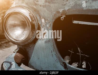 Scheinwerfer von alten rostigen Auto. Vintage runden Scheinwerfer. Stockfoto