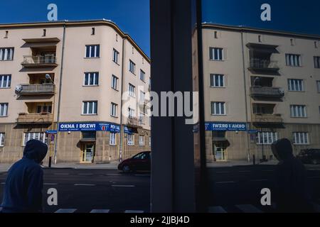 Außenansicht des Mietshauses in der Asnyka-Straße 1, erbaut von Ignacy Kraus in den Jahren 1937-1938, Beispiel der modernistischen Architektur in Rzeszow, Polen Stockfoto